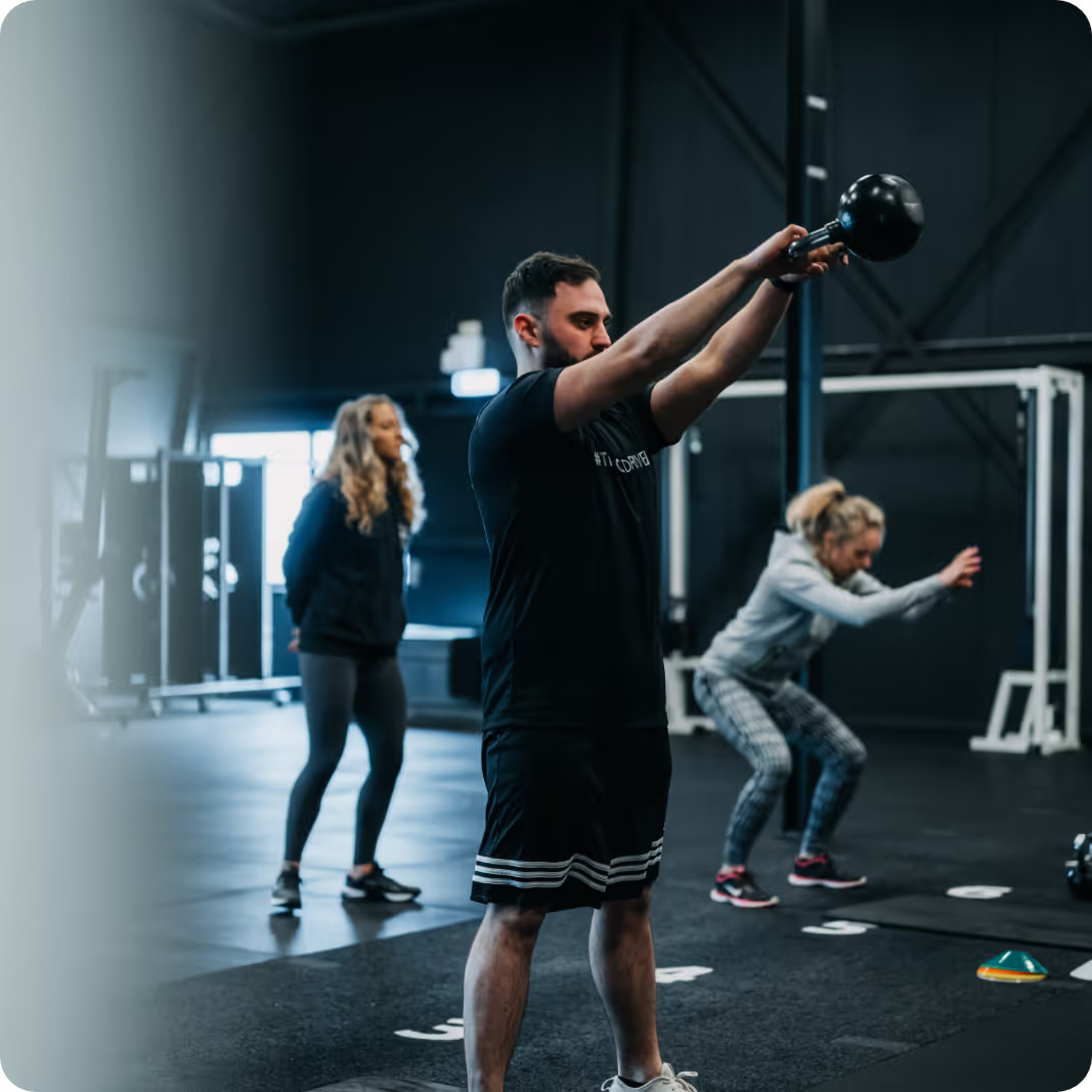 Sporters tijdens een training bij een fitnessbedrijf